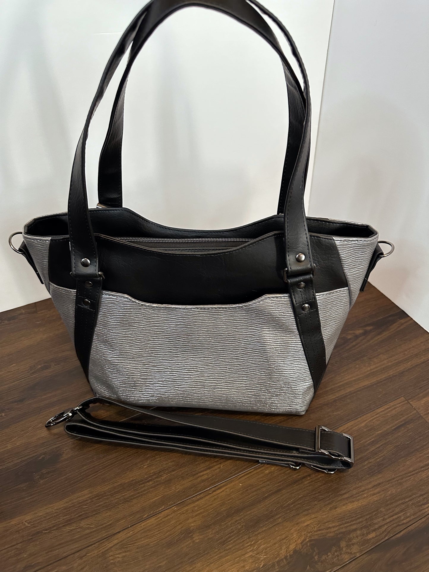 Hiraeth Handbag - Silver and Black