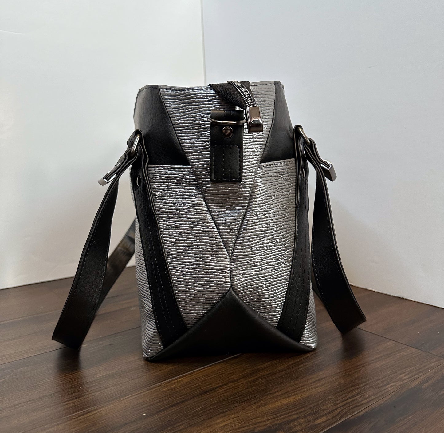 Hiraeth Handbag - Silver and Black